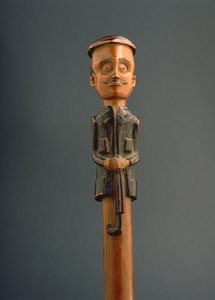 帽子をかぶって傘をさしているヨーロッパ人の姿にこだわる、19世紀後半のアンゴラのOvimbundu（木）